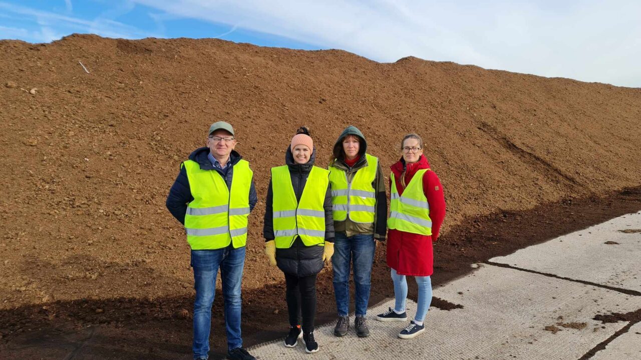 Yevgen Karpichev, Estelle Silm, Leeli Amon, Kristiina Kaldas (vasakult) Tootsi Turba tootmisalal. Foto: Erakogu