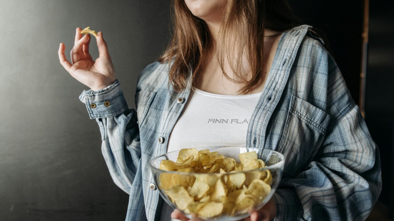 Doktoritöö eksperimentaalne osa hõlmas kolme pika säilivusajaga tootegrupi uurimist. Kolmanda rühmana uuriti rasvarikkaid krõpse, mille puhul ilmnes huvitav vastuolu sensoorse hinnangu ja keemiliste protsesside vahel. Kuigi rääsumist saab jälgida lõhna ja maitse muutuste kaudu, ei allu seda põhjustavate lenduvate ühendite teke kiirendamisel lineaarsele modelleerimisele. Foto: Pexels