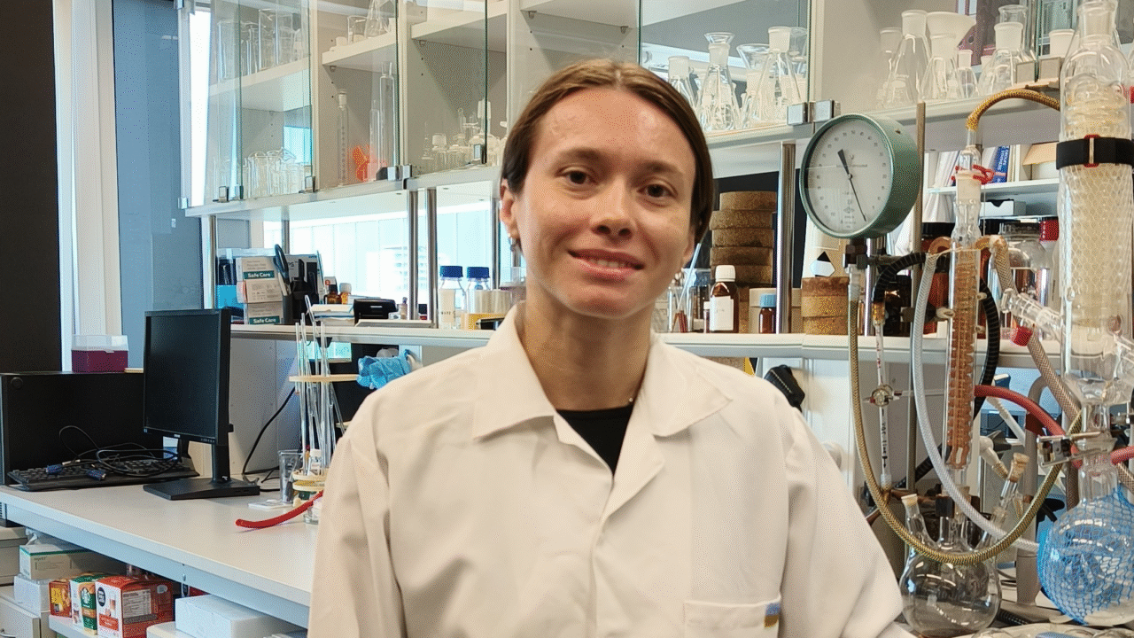 Marie Curie stipendiumi järeldoktorant Albina Mikhraliieva arendab TalTechi keemia- ja biotehnoloogia instituudi jätkusuutliku keemia ja inseneeria uurimisrühmas projekti, mille käigus püütakse luua nii puidupõhise biomassi kui ka Eesti turba baasil süsiniktäppe. Foto: TalTech