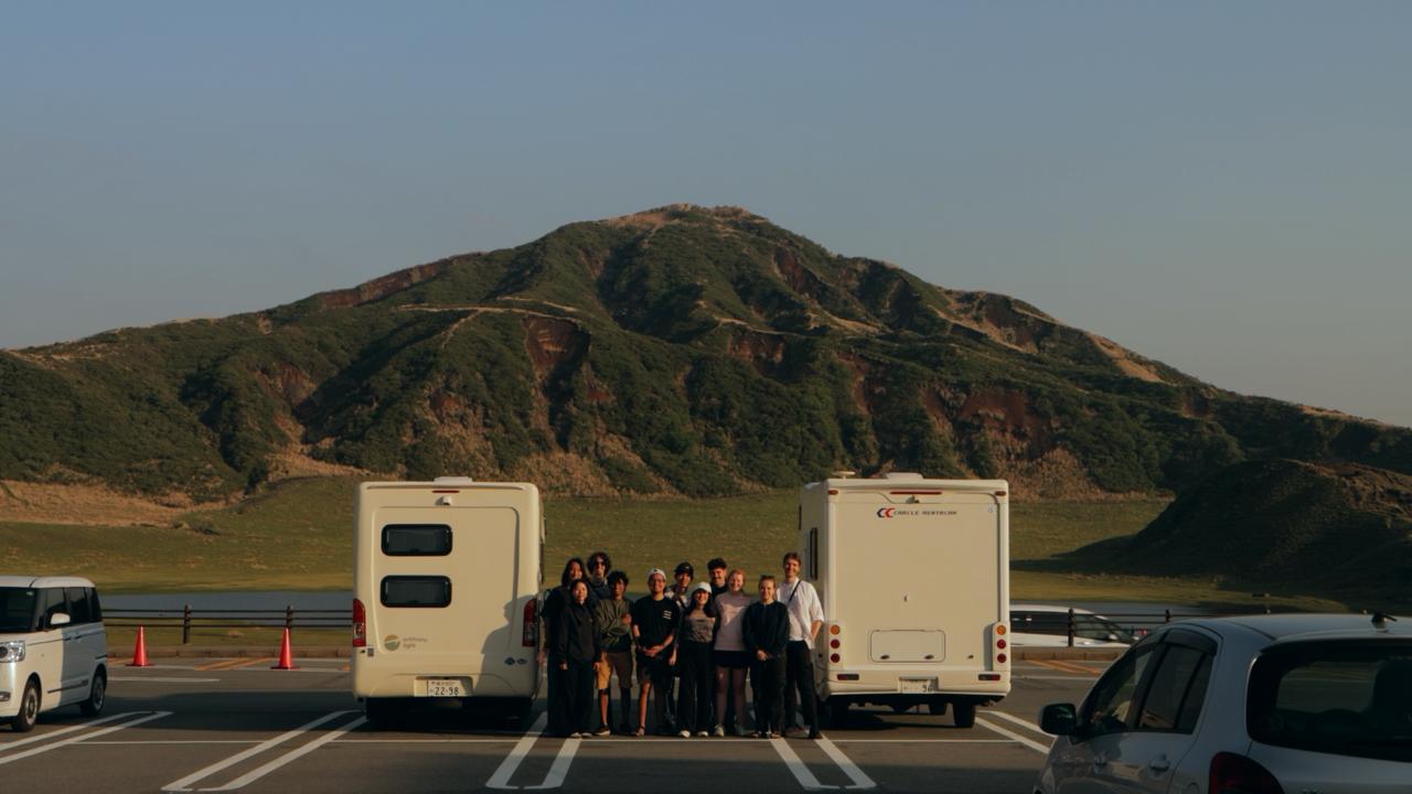 Reis Jaapanis matkaautodega. Erakogu.