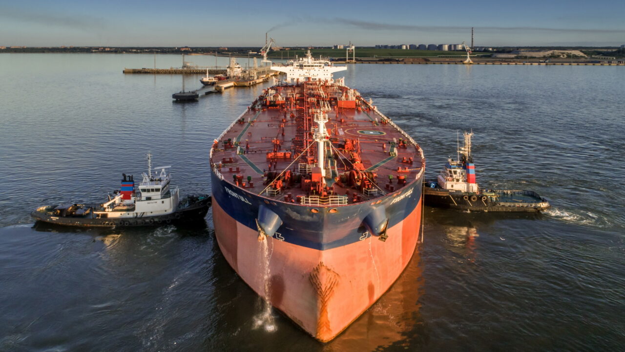 Tanker sildumas Sillamäe sadamas. Foto: Rey2 (CC BY-SA 4.0)