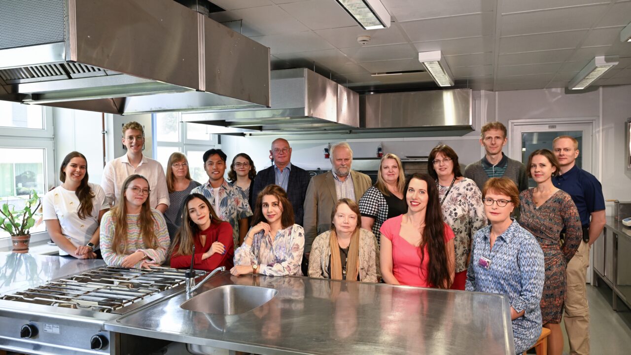 TalTechi toidu ja biotehnoloogia osakonda kuuluvad neli uurimisrühma: bio-inseneeria ja toidutehnoloogia, mikrobioomika, taim-patofeen interaktsioonid ja taimegeneetika ja toiduteaduse ja -tehnolooga uurimisrühm (pildil). Foto: TalTech
