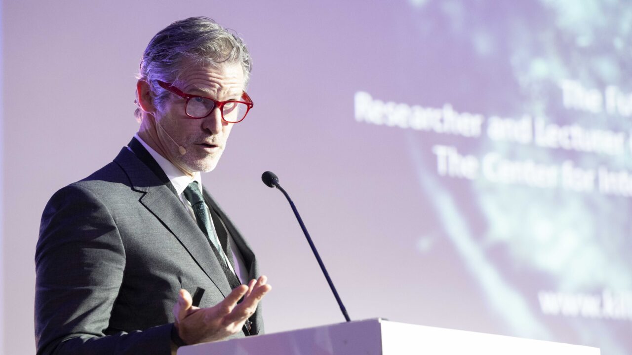 Boydi hinnangul eksitakse sageli, kui arvatakse, et tehisintellekt suudab võtta kiiresti üle inimliku mõtlemise kõige kesksemad osad. Tegelikkuses on palju lihtsam automatiseerida otsustamist toetavaid tegevusi – näiteks andmete töötlemist, kaartide koostamist või mustrite tuvastamist. Mida lähemale jõutakse otsuse sisule, seda keerulisem on masinale vastutust anda. Foto: TalTech