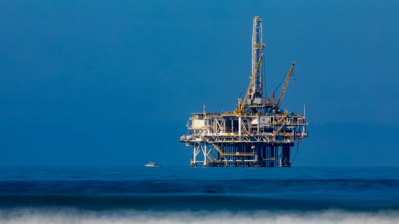 Avamere naftaplatvorm Huntington Beachi lähistel Californias. Foto: Arvind Vallabh / Unsplash.