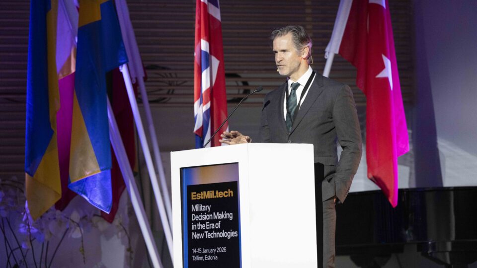 TalTechi, Kaitseministeeriumi ja Kaitseväeakadeemia korraldatud kaitsevaldkonnakonverentsi EstMil.tech 2026 plenaarkõnes ei rääkinud Stanfordi ülikooli külalislektor ja endine USA kolonel Brad Boyd mitte niivõrd tehisintellekti võimekusest, kuivõrd sellest, mis võib juhtuda, kui otsustamist toetavad masinad muutuvad liiga mugavaks. Foto: TalTech