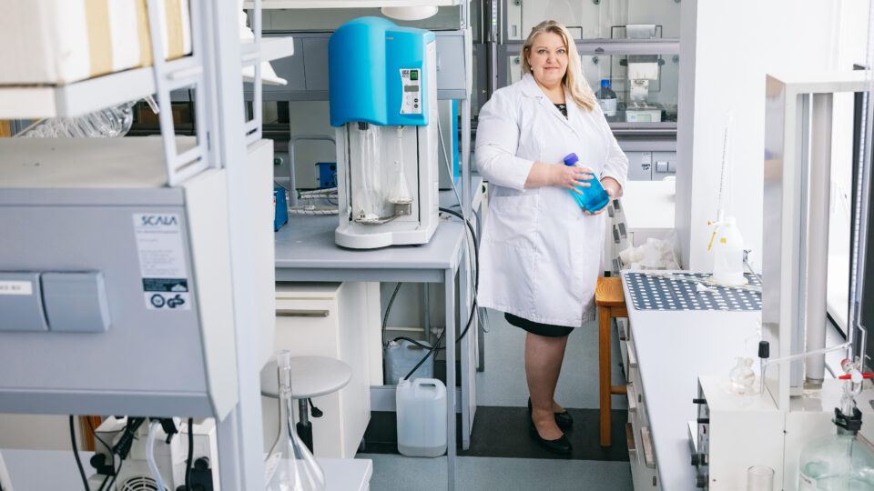 Kui varem oli sektori fookus suunatud eeskätt tootearendusele, siis täna käsitletakse seda üha sagedamini käsikäes kestlikkuse ja biotehnoloogiliste lahendustega. Laose hinnangul otsivad ettevõtted järjest enam viise, kuidas olemasolevaid ressursse targemalt kasutada. Foto: TalTech