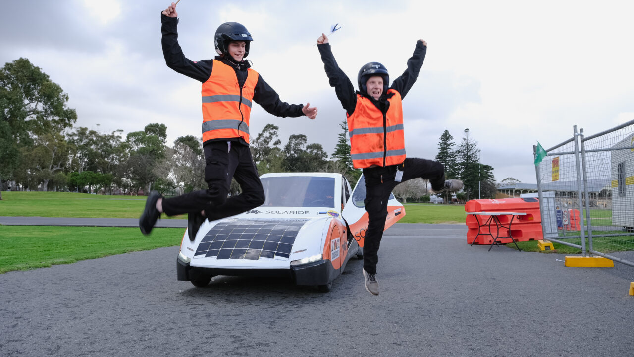 Kolmanda auto valmimisse panustanud tudengitest jäi järgmisse hooaega alles vaid väike osa – enamik andis teatepulga edasi uutele liikmetele. Fotol kolmanda hooaja elektroonika tiimiliige Martin Banatovski ja kolmanda hooaja mehhaanikatiimi juht Ülo Pajutee. Foto: Solaride