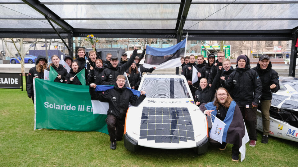 Eelmisel sügisel Austraalias toimunud päikeseautode maailmameistrivõistlustelt oma ajaloo parima ehk teise kohaga naasnud Solaride’i tiim on tõestanud, et Eesti tudengite juhitud inseneriprojekt suudab konkureerida maailma parimatega. Foto: Solaride