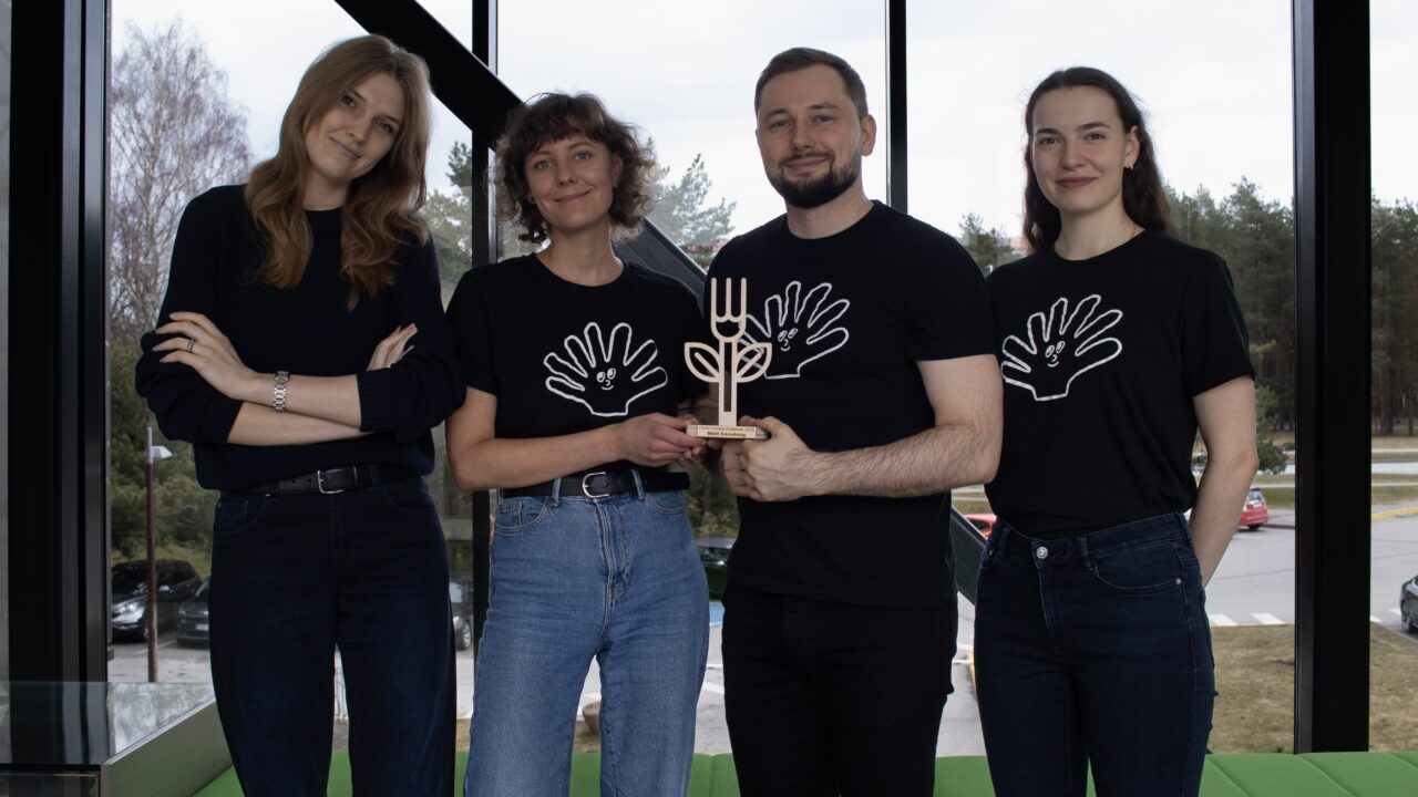 Mati Foods tiim vasakult: Pia Pajus (kaasasutaja ning müügi- ja turundusjuht); Triin Remmelgas (kaasasutaja ja tegevjuht), Andrean Razumovski (kaasasutaja ja tehnoloogiajuht), Angelika Sofia Bolkvadze (tootearendaja). Foto: Mati Foods