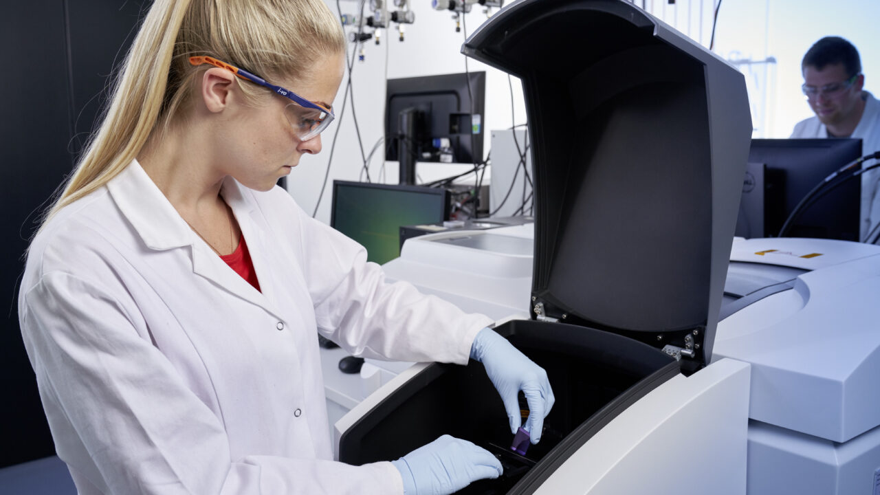 Ragle Raudsepp tõdeb, et oma töös sütitavad teda enim igapäevased edusammud. Kui mõni mõõtmine või katse laboris õnnestub, tekitab see hea tunde ja annab motivatsiooni jätkata. Foto: Erakogu