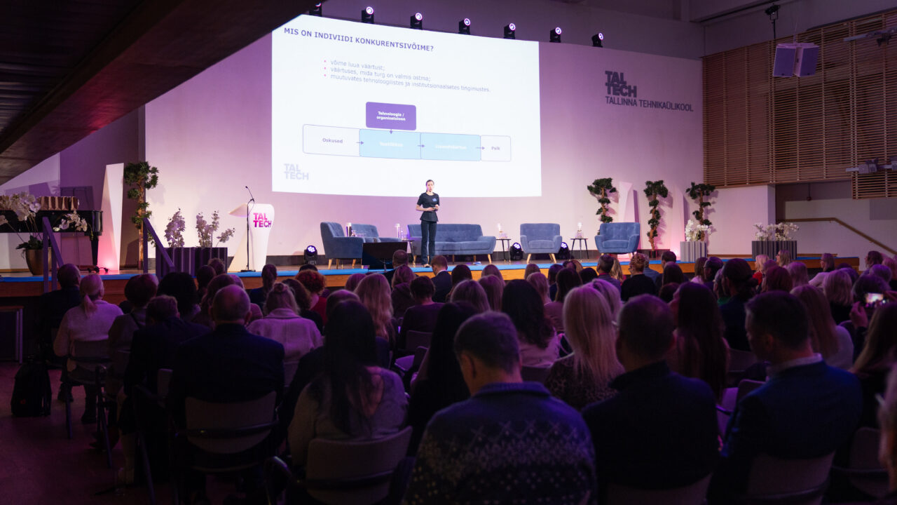 Tapveri ettekande keskne järeldus oli selge: inimene on kapital ning tema palk sõltub sellest, kui palju lisandväärtust ta suudab luua. See, mida nõutakse tööturul täna, ei pruugi olla nõutud homme – tehnoloogilised ja institutsionaalsed muutused nihutavad pidevalt väärtuse loomise loogikat. Foto: Mailis Vahenurm