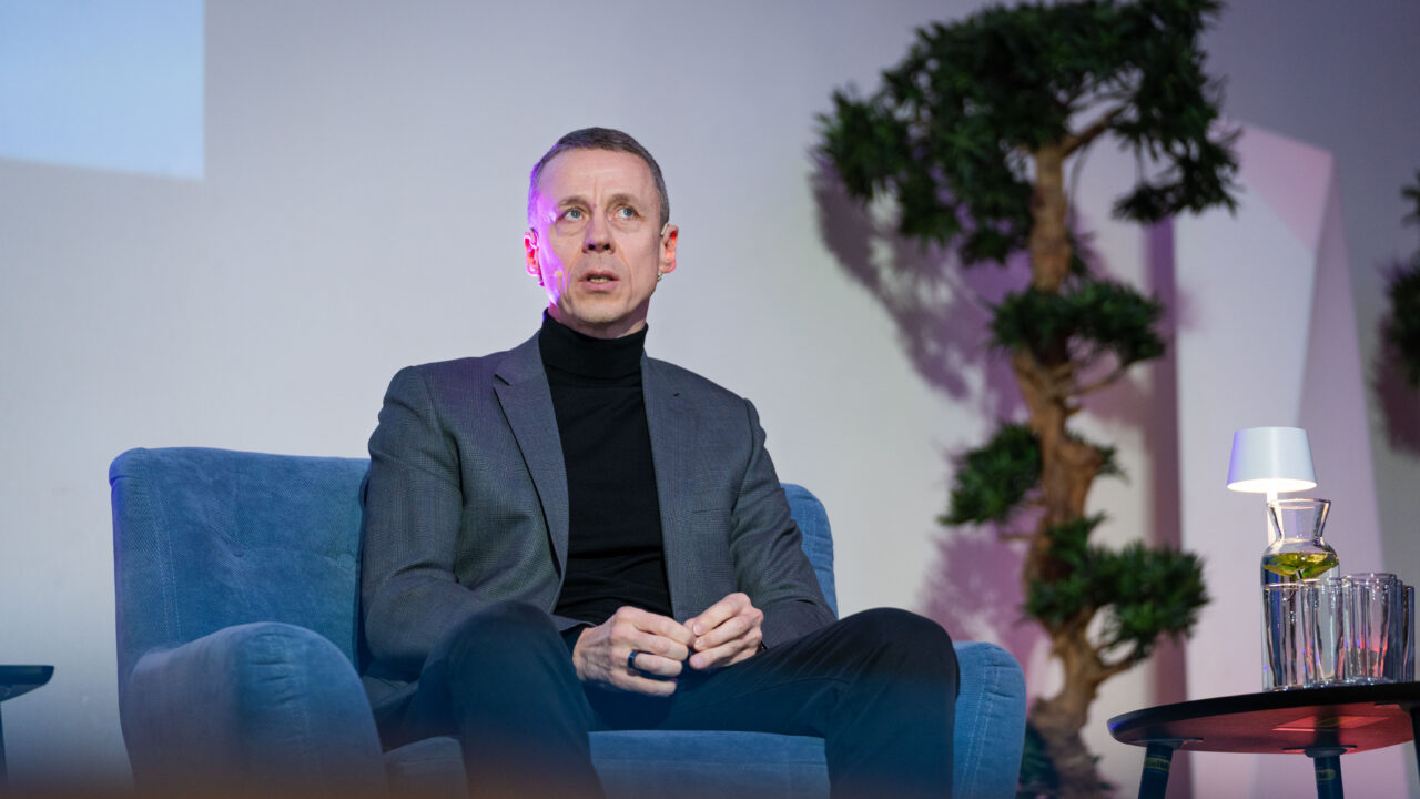 Arutelu lõpus küsiti otse: mida peaks noor inimene tegema, et mitte jääda töökoha esimesele tasandile pidama? Raasukese vastus oli konkreetne – distsipliin ja lisapingutus. Tema sõnul loeb see, kas inimene peab kokkulepetest kinni, kas ta teeb töö lubatud ajaks valmis ja lisab tulemusele miinimumist midagi enamat. Foto: Mailis Vahenurm