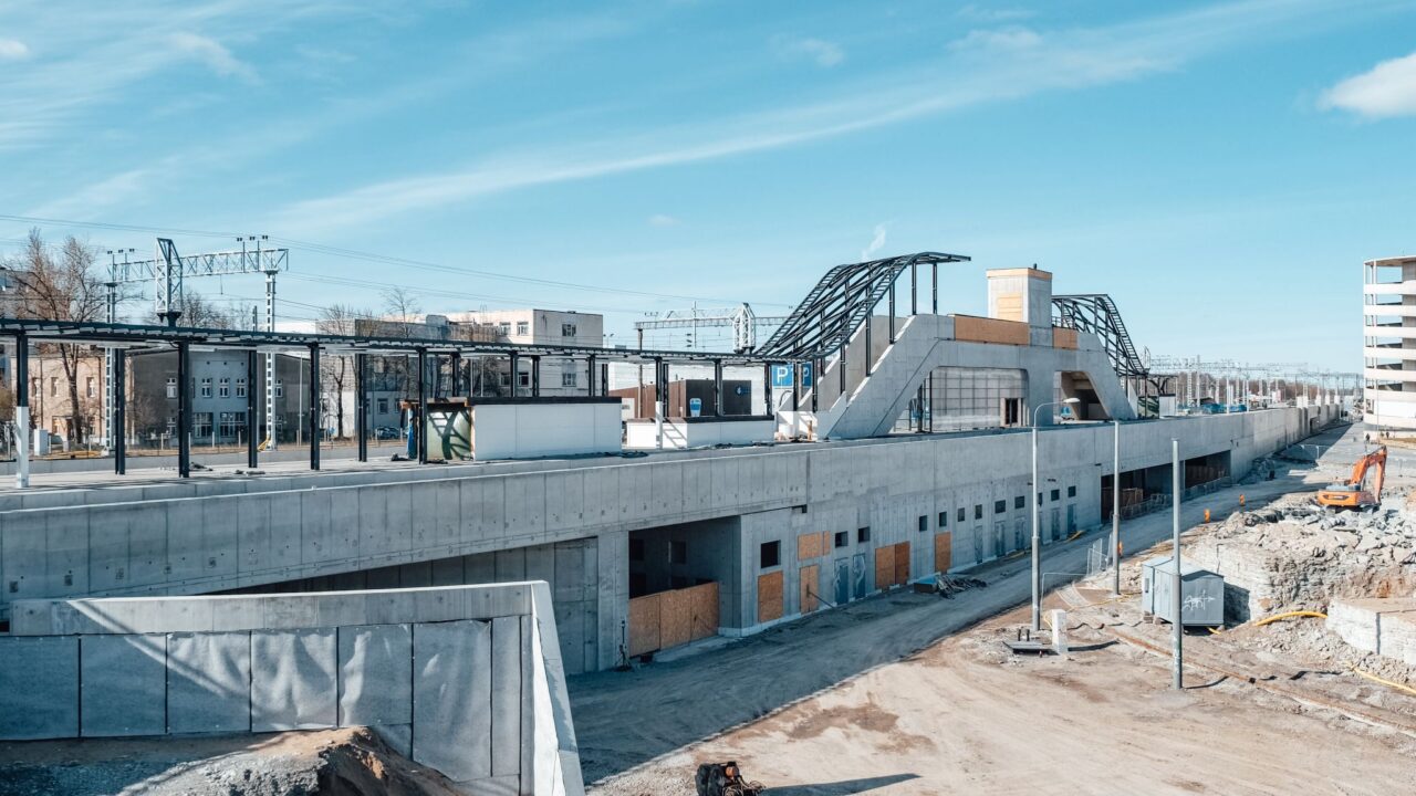Ülemiste raudteejaama ja perrooniala ehitus: betoon, teras ja tõusvad ühenduskoridorid – tulevane reisijavoogude ristmik võtab juba kuju. Foto: Rail Baltic