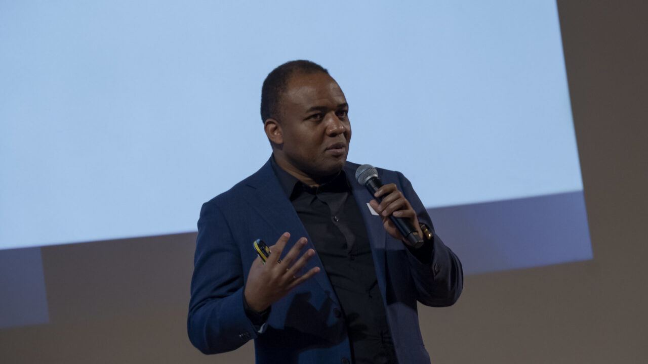 Mwakwata sõnul seisneb doktorikraadi tegelik väärtus mitte tiitlis, vaid nelja aasta jooksul omandatud pädevustes: võimaluses ja võimes kirjutada teaduspublikatsioone, osaleda teadusprojektides, juhendada tudengeid ning puutuda pidevalt kokku kriitilise tagasisidega. Foto: Anneliis Tomingas