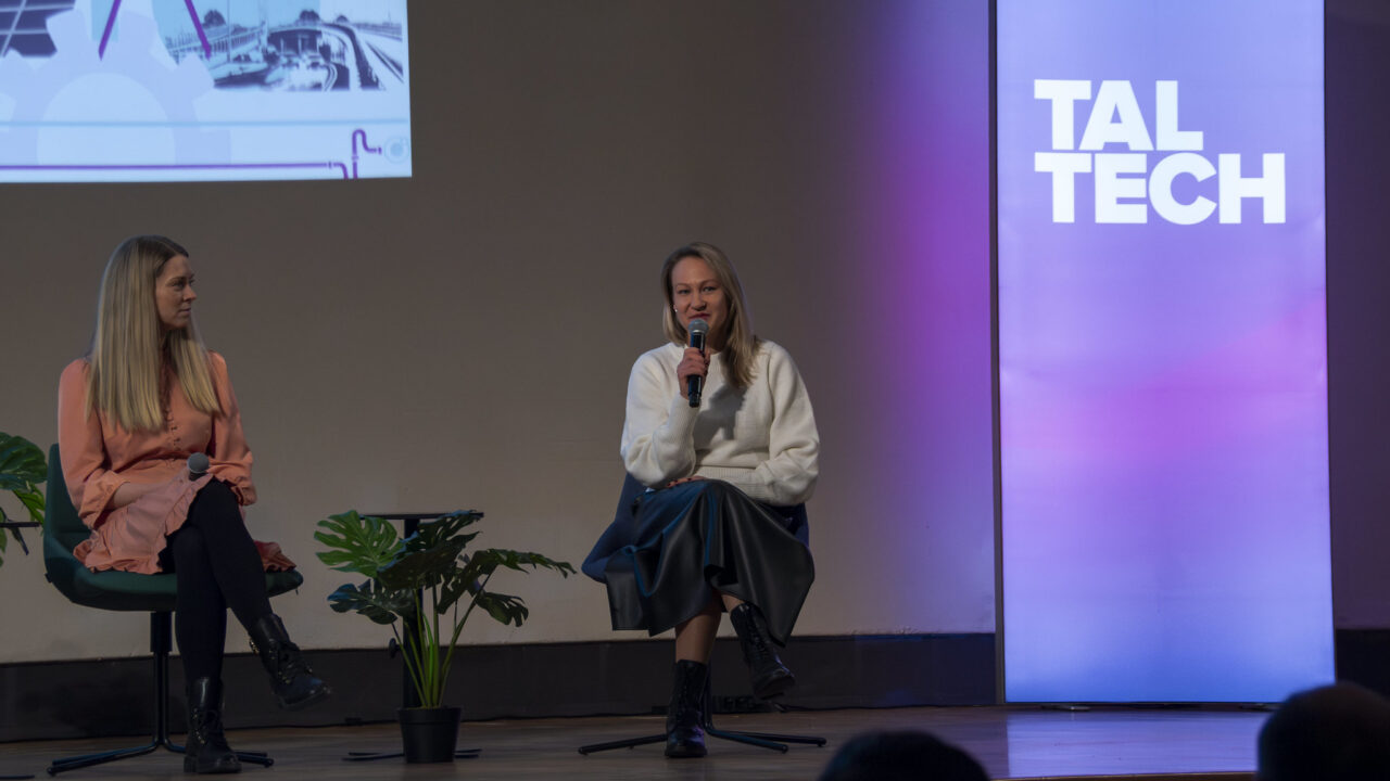 Sigrid Rajalo (paremal) rõhutas, et väikeriik ei tohiks liiga vara end kitsaste prioriteetide vahele suruda. Seetõttu on Eesti innovatsioonipoliitika olnud teadlikult horisontaalne – läbimurret pole võimalik ette ennustada ning uued ideed võivad tulla ootamatust kohast. Sama loogika kehtib ka süvatehnoloogiaprogrammide puhul, mille algfaasis ei seata paika rangeid valdkondlikke piire. Foto: Anneliis Tomingas