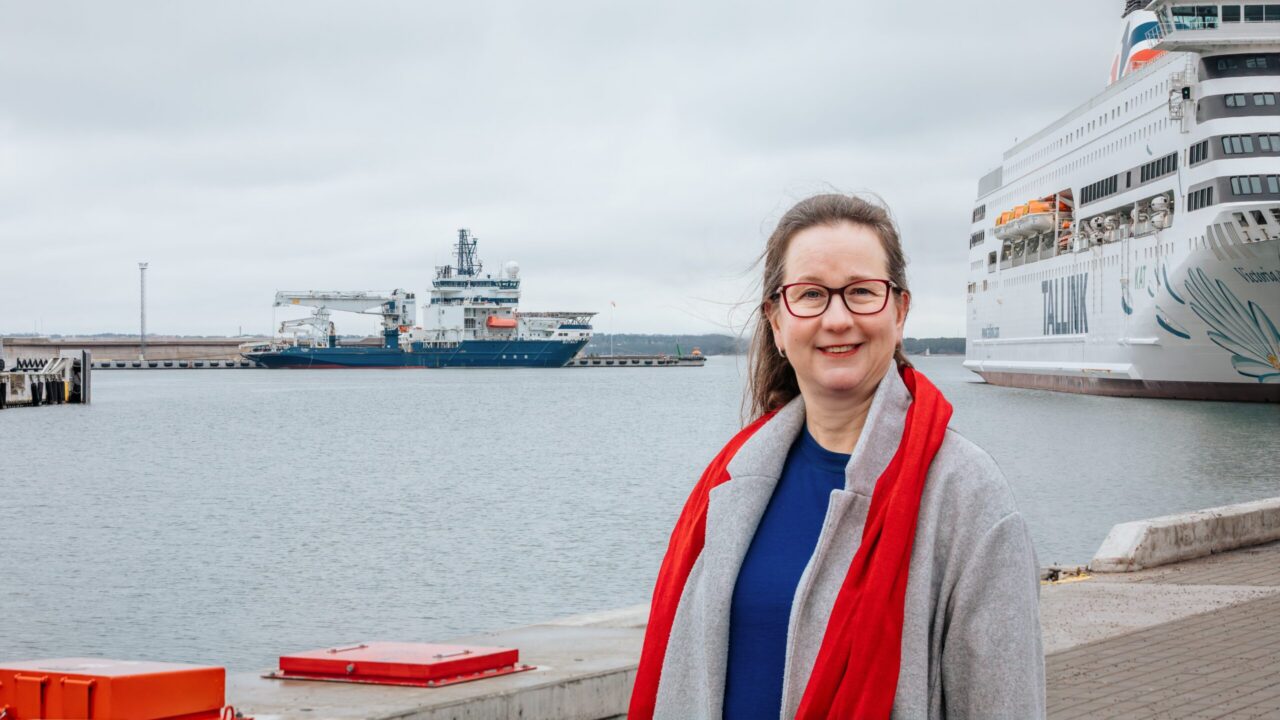 Andres Laasma hindab kõrgelt, et tema uurimistööd juhendas tuntud Soome merendus- ja logistikaekspert, TalTechi professor Ulla Pirita Tapaninen (pildil), kelle nõuandeid kuulavad me põhjanaabrid nii kriiside ajal kui ka rahulikel aegadel. Foto: Karl-Kristjan Nigesen