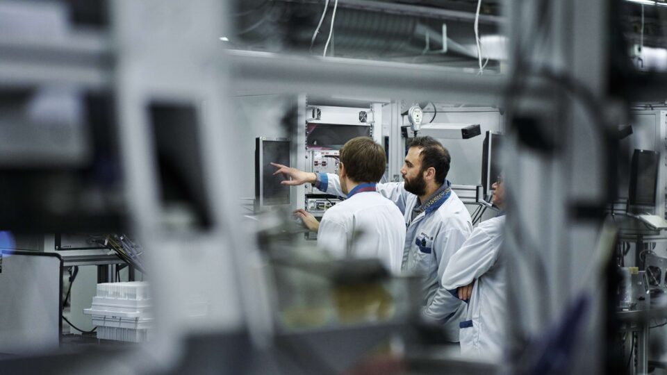 TalTechi doktorikooli seminari paneeldiskussioon tõi esile, et teadusmahukam ja jõukam Eesti ei sünni loosungitest ega üksikutest meetmetest, vaid olukorrast, kus teaduslik mõtlemine on majanduses loomulik töövahend, risk teaduse ja ettevõtluse vahel mõtestatult jaotatud ning ühiskonnal on selge arusaam, milliseid teadmisi ja tehnoloogiaid ta vajab. Pildil Ericssoni tehas. Foto: Sven Tupits