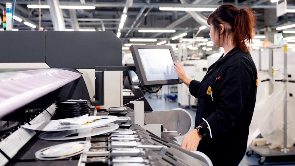 Ärikorralduse instituudi vanemlektor Sirje Ustav rõhutas oma ettekandes ettevõtluse keskset rolli majanduses öeldes, et ettevõtlus on see mootor, mis meie majandust ja üldist heaolu käimas hoiab. Fotol: Incap Eesti tehas Saaremaal. Foto: Incap