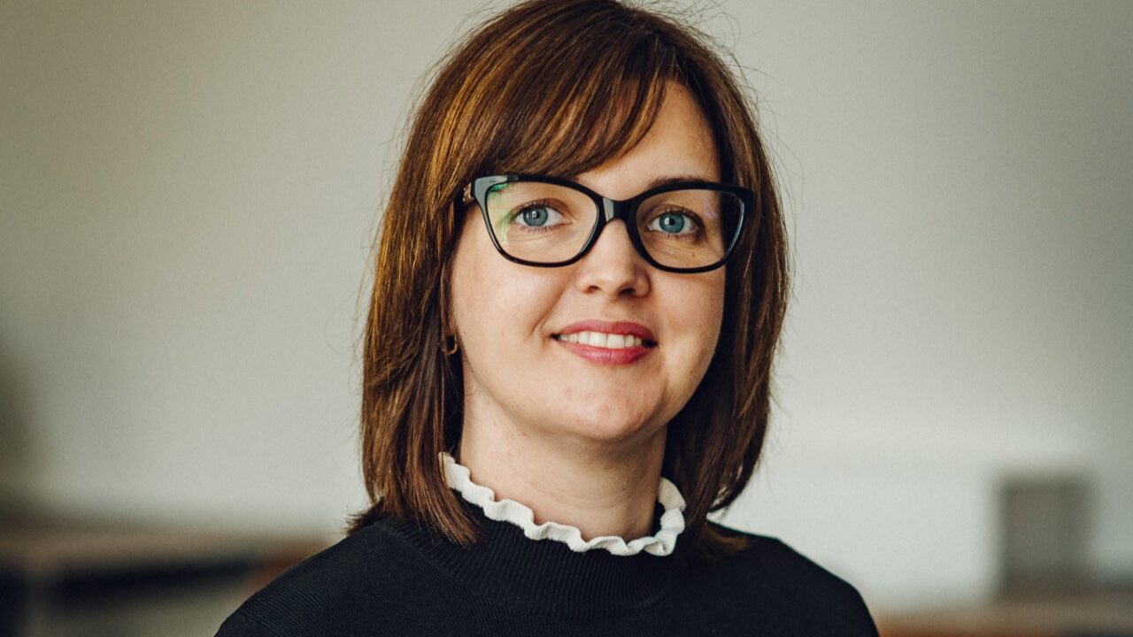 Sirja Sulakatko hinnangul selgus häkatoni-päeval, et Eesti organisatsioonid on vägagi valmis AI-lahendusi päriselt kasutusele võtma. Tema sõnul on tehisarujuurutavad koolitused ning häkatonid hädavajalikud, sest nende toel on Eesti organisatsioonid paremini võimelised tehisintellekti rakendama ning teisalt tagama, et paari aasta pärast lõpetavad noored on tööturul toimuvaks piisavalt valmis. Foto: TalTech