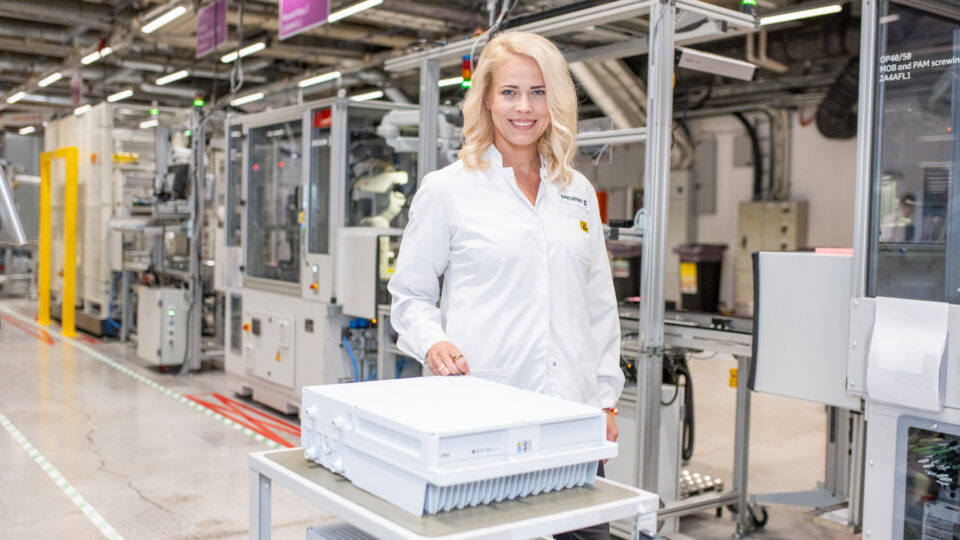 Sirli Männiksaare jaoks ei ole juhtimine abstraktne mõiste, vaid suutlikkus hoida igapäevast tasakaalu. Selle kirjeldamiseks kasutas ta kolme jalaga tooli kujundit: ettevõtlust püsti hoidvateks jalgadeks on ta jaoks inimesed, protsessid ja tehnoloogia. Kõik kolm peavad korraga kandma. Kui üks jalg jääb nõrgaks või tähelepanuta, kaotab tervik stabiilsuse. Foto: Sven Tupits