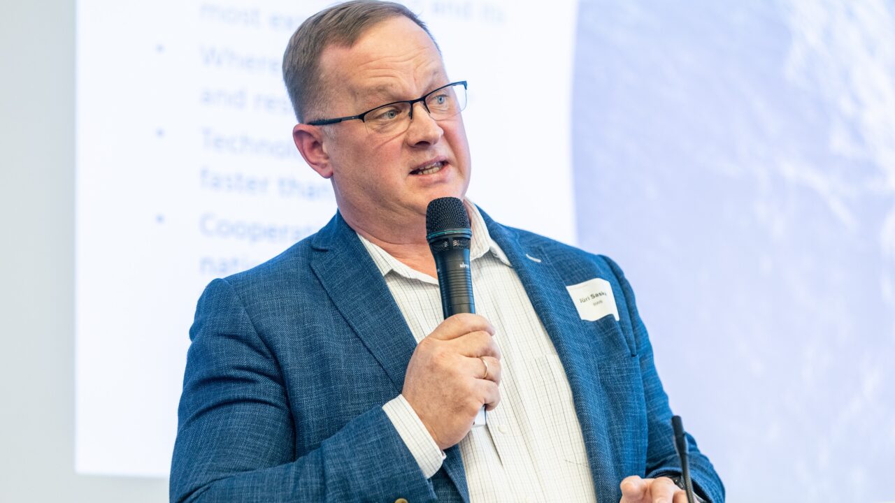 Jüri Saska rääkis, et kui süsteemid on loodud ainult rahuaja vajadusi silmas pidades, ei pea need kriisiolukorras vastu. Juhtimisstruktuurid, valitsemismudelid ja tehnoloogiad peavad toimima sujuvalt nii tavapärase seire kui ka relvastatud konflikti ajal – neid ei saa hakata eskaleerunud olukorras ümber ehitama. Foto: Targa Mere Fookustippkeskus