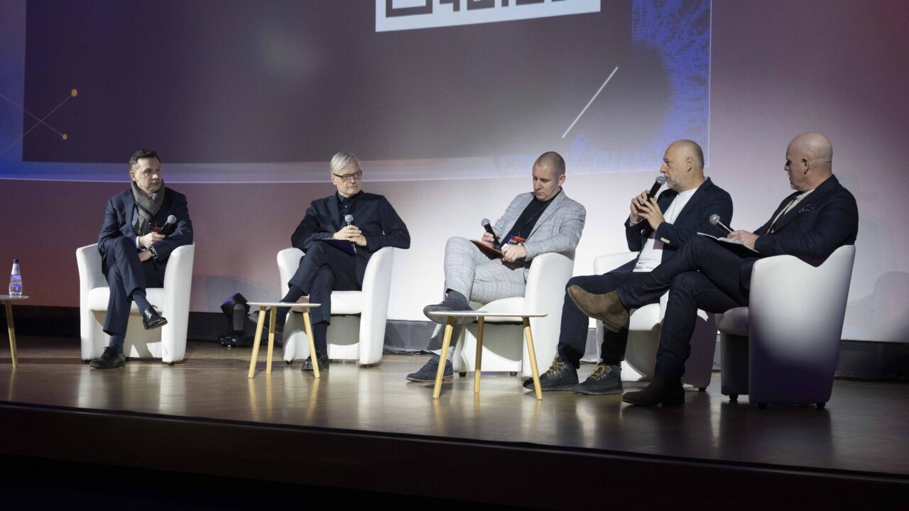 Arutelu muutus teravamaks, kui Janar Pekarev (vasakul) tõstatas küsimuse jõukasutamise delegeerimisest masinatele. Tema väitel on tapmine iseenesest primitiivne ja tehniliselt lihtne tegevus – keeruline pole mitte sihtmärki hävitada, vaid otsustada, millal ja kelle vastu jõudu kasutada.