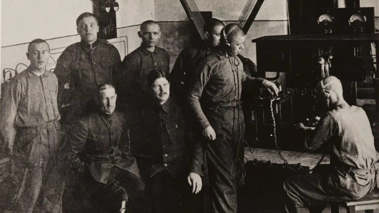 Eesti leiutaja Karl Papello töötas juba 1920. aastatel Eesti kaitseväe jaoks välja süsteemi suurtükitule asukoha määramiseks laskude heli järgi. Pildil: Sõjaväe tehnikakooli kõrgepinge- ja raadioosakond; esimeses reas keskel istub Papello. Foto: Eesti Sõjamuuseum