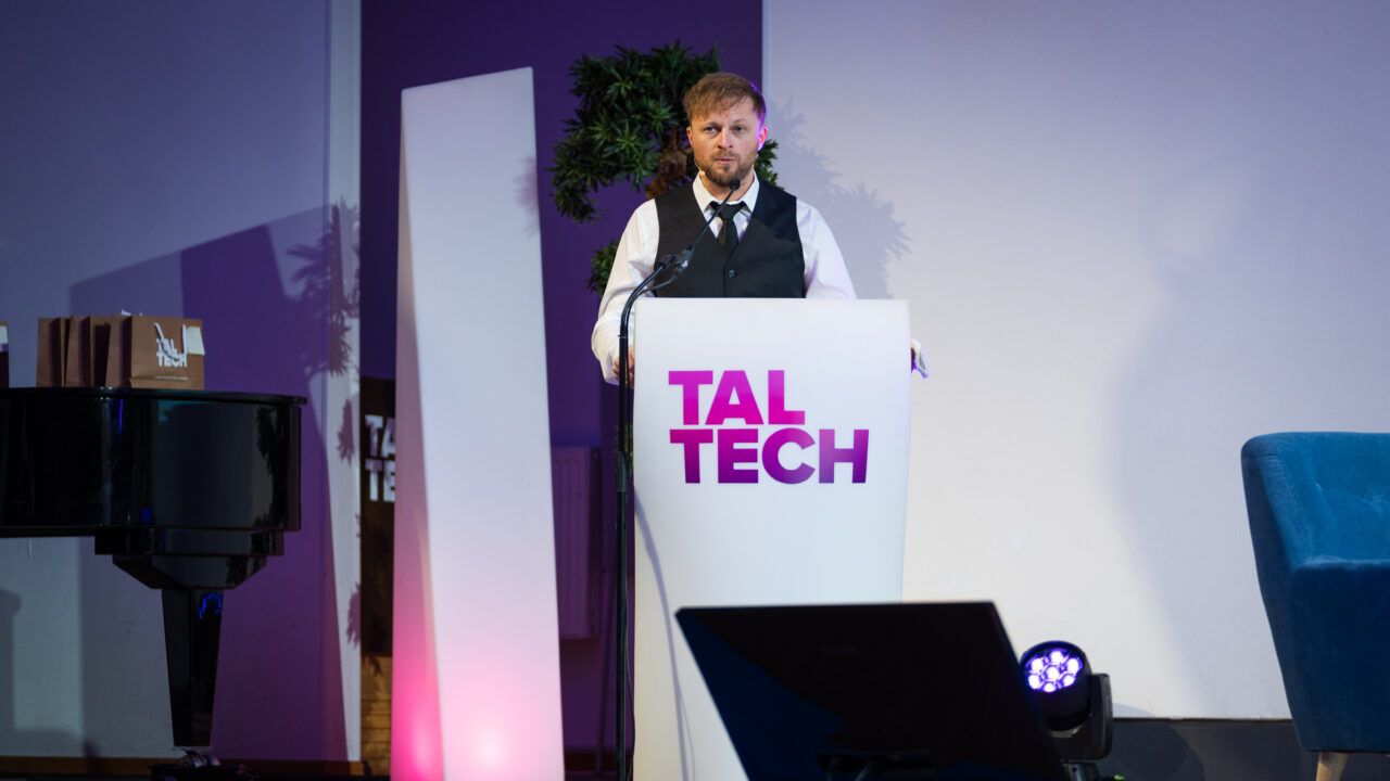 Künnapas rääkis, et Balti riikide vaheline võidujooks ei toimu enam ammu ainult lihtsaima maksusüsteemi nimel. Üha olulisem on hoopis see, kes oskab kasutada makse kõige paremini teadliku tööriistana – et meelitada investeeringuid, kasvatada valitud valdkondi ja lisada majandusele hoogu. Foto: TalTechi Majandusvisioonikonverents