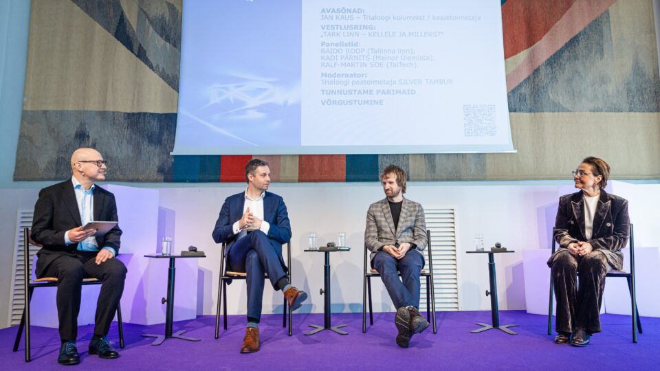 Vasakult: moderaator Silver Tambur, Tallinna linna strateegiadirektor Raido Roop, FinEst Targa Linna Tippkeskuse direktor Ralf-Martin Soe ja Mainor Ülemiste juhatuse esinaine Kadi Pärnits arutlesid selle üle, kuidas hoida linn toimivana olukorras, kus põrkuvad liikuvus, eluasemeküsimused, kogukondade ootused ja piiratud ressursid. Foto: Jürgen Randma