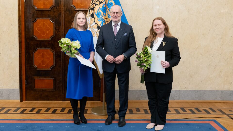 Vabariigi Presidendi Kultuurirahastu tänavuse noore inseneri preemia pälvisid Tallinna Tehnikaülikooli Virumaa kolledži energeetikateadur Karolina Kudelina-Zhang (paremalt esimene) ja Põhja-Eesti Regionaalhaigla biomeditsiinitehnika vaneminseneri talituse juhataja Annika Kaalep (vasakult esimene); keskel on president Alar Karis. Foto: Raigo Pajula