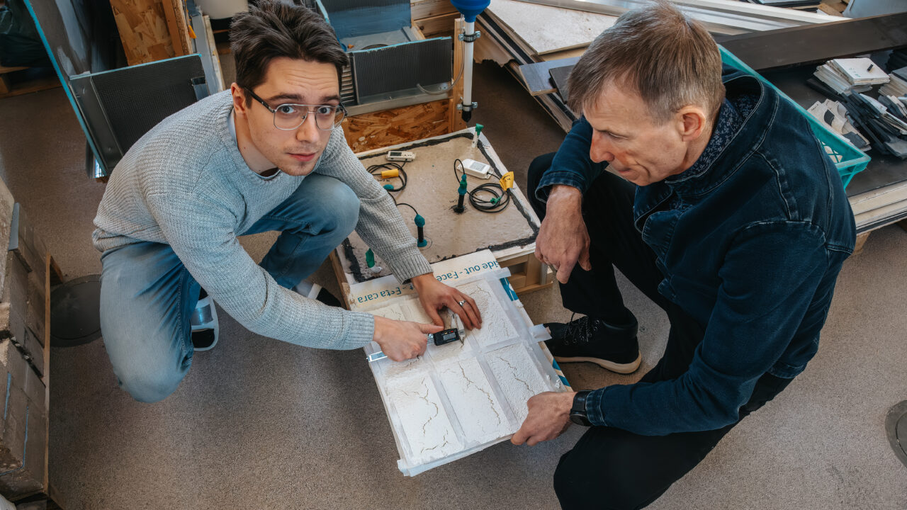Doktorant Henri Olak (vasakul) uurib soojustuse liitsüsteemi pragude tekkimise põhjuseid. Pildil koos Targo Kalamehega. Foto: Karl-Kristjan Nigesen