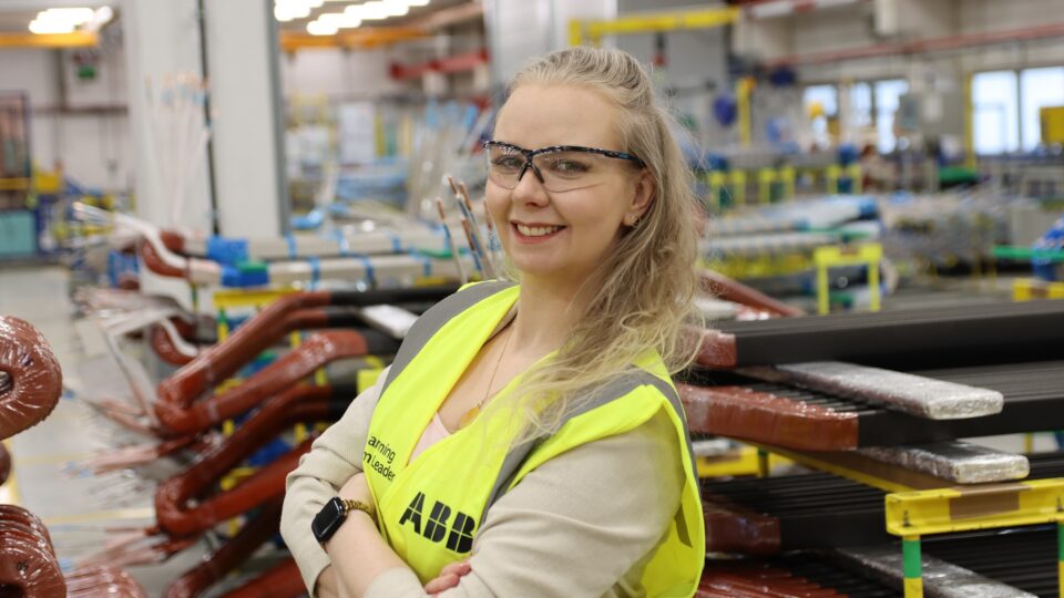 TalTechi vilistlane Gerttu Heina on ta tänaseks vahetanud inseneriameti tootmisplaneerimise tiimijuhi rolli vastu tehnoloogiaettevõttes ABB. Ta tunnistab, et kuigi tegevinsenerina ta enam ei tööta, saadab inseneri mõtteviis teda ilmselt elu lõpuni. Foto: ABB