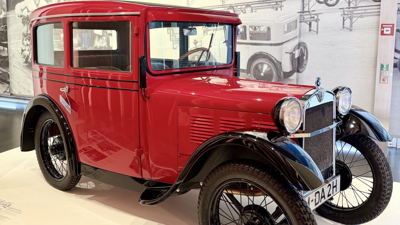 1933. aastal ilmus esimese eestikeelse tehnikasõnastiku osa „Illustreeritud tehnikasõnastik. I osa. Masinad ja tööriistad“. Sellest pärinevad mitmed tänapäevalgi kasutusel olevad terminid, nagu „keevitama“, „keere“, „liigend“, „pidur“, „sidur“; pildil 1933. aasta BMW Dixi. Foto: Silver Tambur