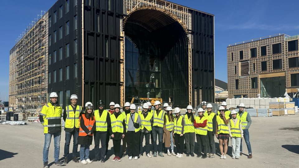 Ehituse ja arhitektuuri instituudi vanemlektori Eero Tuhkaneni sõnul pole objektikülastused väärtuslikud ainult tudengitele, vaid ka õppejõududele endile. Ehitusplatsil on näha, kuidas teoreetilised lahendused praktikas toimivad ning see aitab tuua õppetöösse ajakohasemaid ja praktilisemaid näiteid. Fotol tudengid Loosuamaja objektil ekskursiooni. Foto: Irene Lill