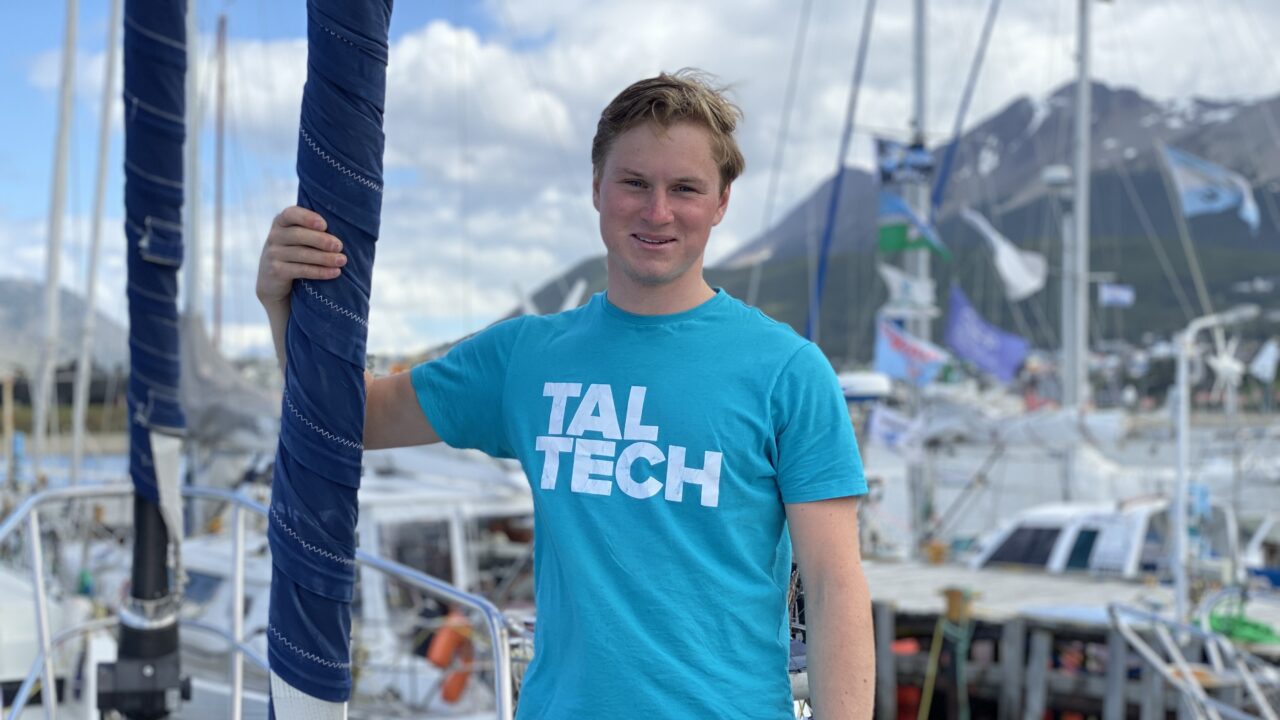 Eesti Mereakadeemia vilistlane Julius Tarand otsustas minna magistriõppesse pärast seda, kui oli lõpetanud laevajuhtimise eriala ning omandanud tüürimehe diplomi, sest merendus kui kiiresti muutuv valdkond eeldas ta meelest praktilise meresõidukogemuse kõrval ka laiemat üldpilti. Foto: Erakogu