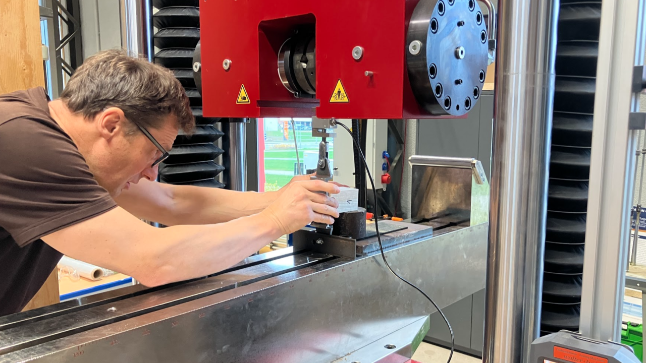 Konkreetse koostööprojekti „Koostöö ühiste eesmärkide saavutamiseks“ üks käegakatsutavamaid tulemusi on olnud aga universaalne katseseade, mille ülikoolile soetamist Nordecon toetas, kuna selle hind ulatus 250 000 euroni. Seadeldise toel saab viia läbi erinevaid tõmbe-, surve- ja paindekatseid. Foto: Eero Tuhkanen