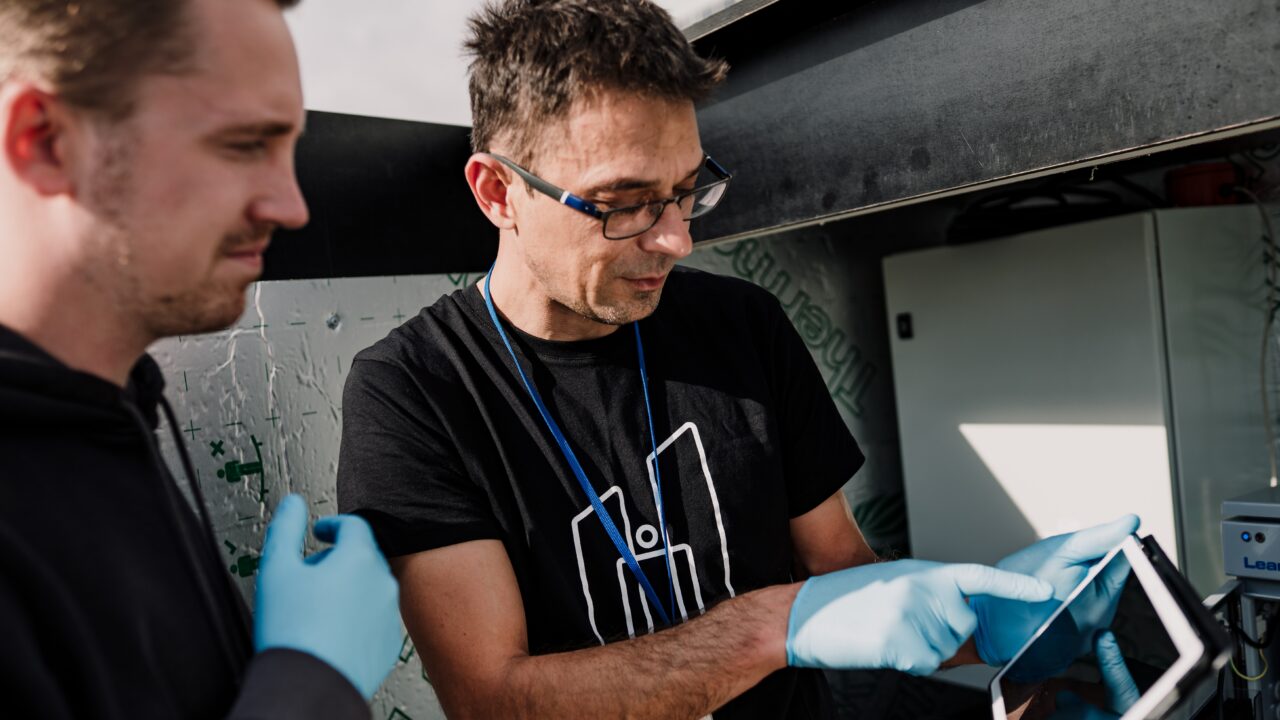 Briciu-Burghina sõnul (paremal) püütakse projekti käigus mõista, kas tehisaruga toetatud odavama tehnoloogia abil on võimalik jõuda sisuliselt sama väärtusliku tulemuseni kui märksa kallimate seadmetega. Kui on, kasvatab see tulevikus oluliselt lahenduse töövõimekust. Foto: Mana Kaasik