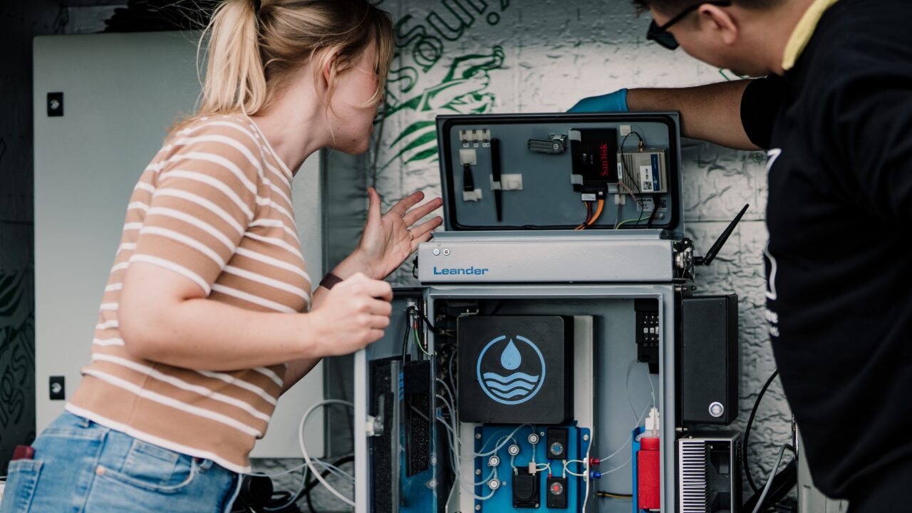 Tartu Linnavalitsuse projektijuht Marion Kade (vasakul) tõdes, et senine kogemus on LinnaSulpsuga olnud positiivne, sest pilootprojekt on andnud linnale alates 2025. aasta septembrist veekvaliteedi muutustest väärtuslikku lisainfot. Foto: Mana Kaasik