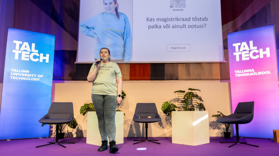 Palgateadlikkuse eestvedaja Birgit Ruunik vaatas teemat tööturu ja tasustamise vaatenurgast ning rõhutas, et kuigi magistrikraad ei taga automaatselt kõrgemat palka, võib tagada parema ligipääsu paremate tasudega ametikohtadele. Foto: Jürgen Randma
