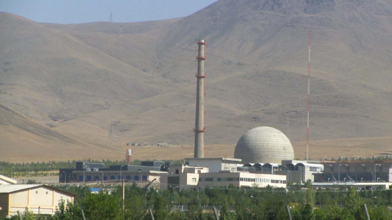 Iraani Araki IR-40 tuumakompleks, kuhu kuuluvad raskvee reaktor ja raskvee tootmisrajatis. Foto pärineb 2012. aastast. Foto: Wikimedia Commons / CC BY-SA 3.0 litsents