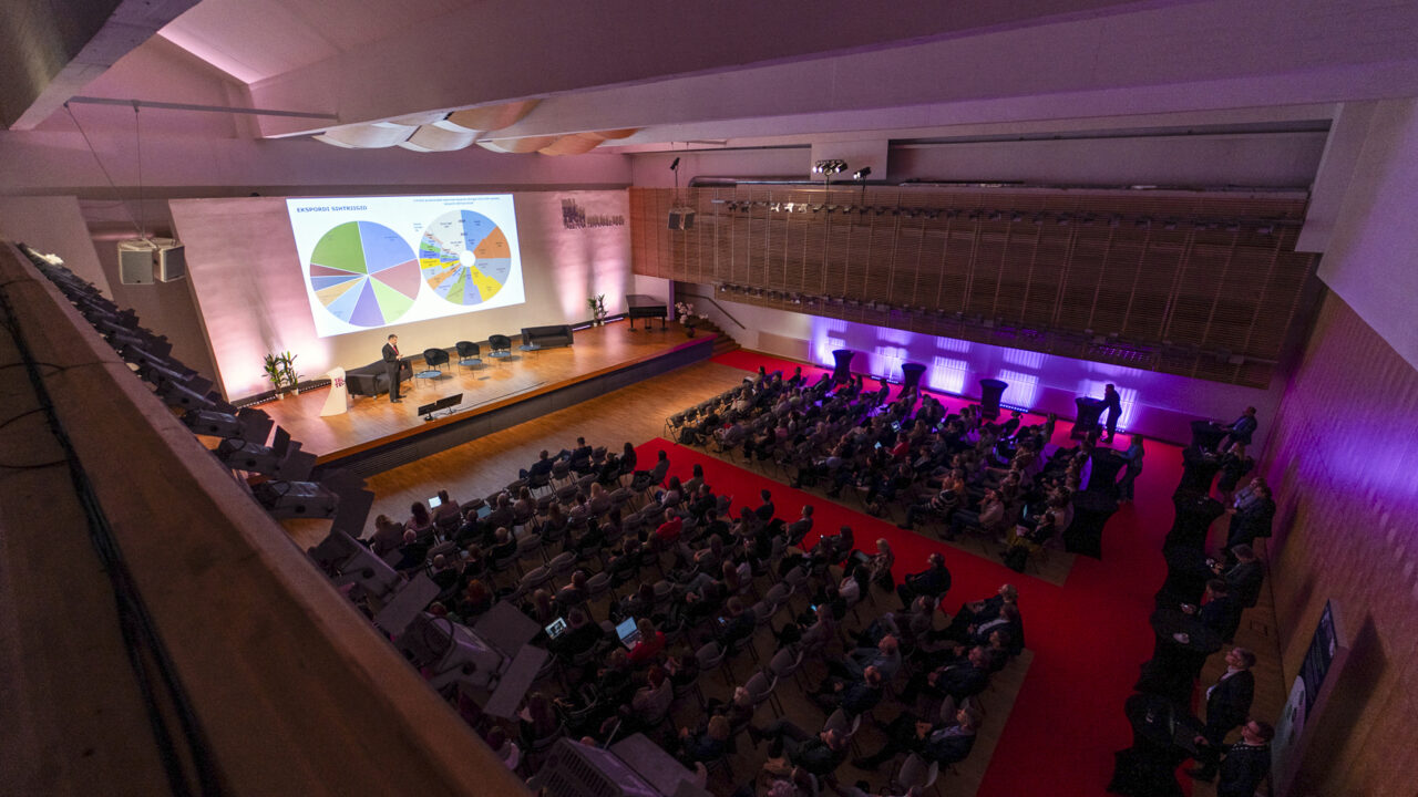 TalTechi inseneriteaduskonna professor Jaan Kers rõhutas oma ettekandes, et puidusektori tulevik ei sõltu mitte ainult metsavarust, vaid sellest, kas suudame puidukasutuse väärtust suurendada. Foto: Ringmajanduse aastakonverents