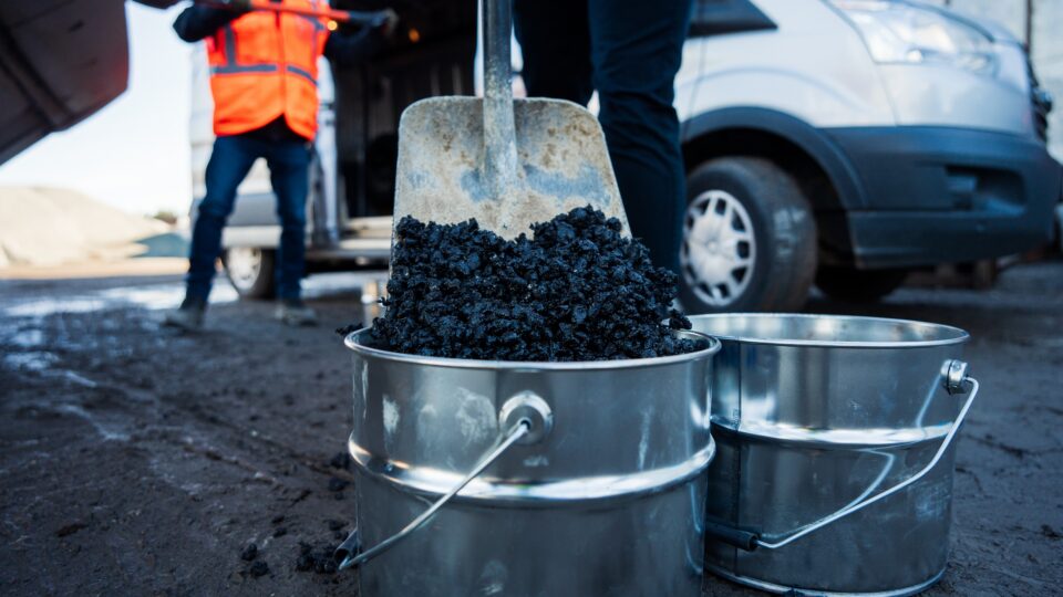 Karli Kontson rääkis, et rakendusuuringu eesmärk oli leida lahendus, kuidas asendada asfaltsegudes seni kasutatav naftapõhine bituumen osaliselt kohaliku biopõhise materjaliga, ligniiniga, ning töötada välja koostised, mis võimaldaksid liikuda süsinikneutraalsema teedeehituse suunas. Bituumen on küll laialt kasutatav sideaine, kuid just selle tootmisest tuleb asfaltsegude suurim keskkonnajalajälg. Foto: Karli Kontson