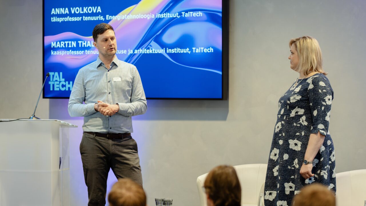 TalTechi teadlased Anna Volkova ja Martin Thalfeldt rääkisid konverentsil „Energialahenduste väljakutsed“ gaasi- ja soojuslahenduste tulevikust ning energiasüsteemi kasvavast paindlikkusvajadusest. Foto: Tanel Meos
