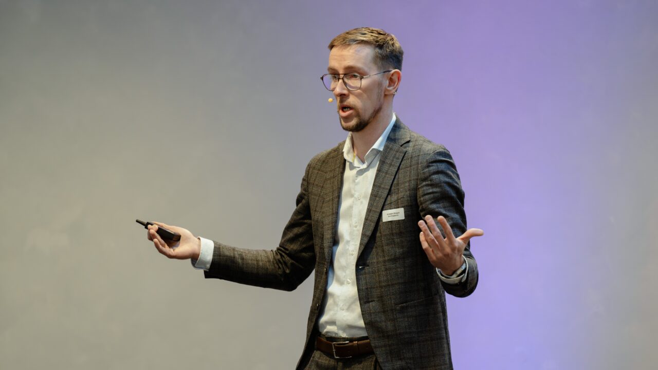 Kristjan Stroom rääkis TalTechi energiakonverentsil, kuidas biometaan võib siduda omavahel kohaliku ressursikasutuse, ringmajanduse ja energiajulgeoleku. Foto: Tanel Meos