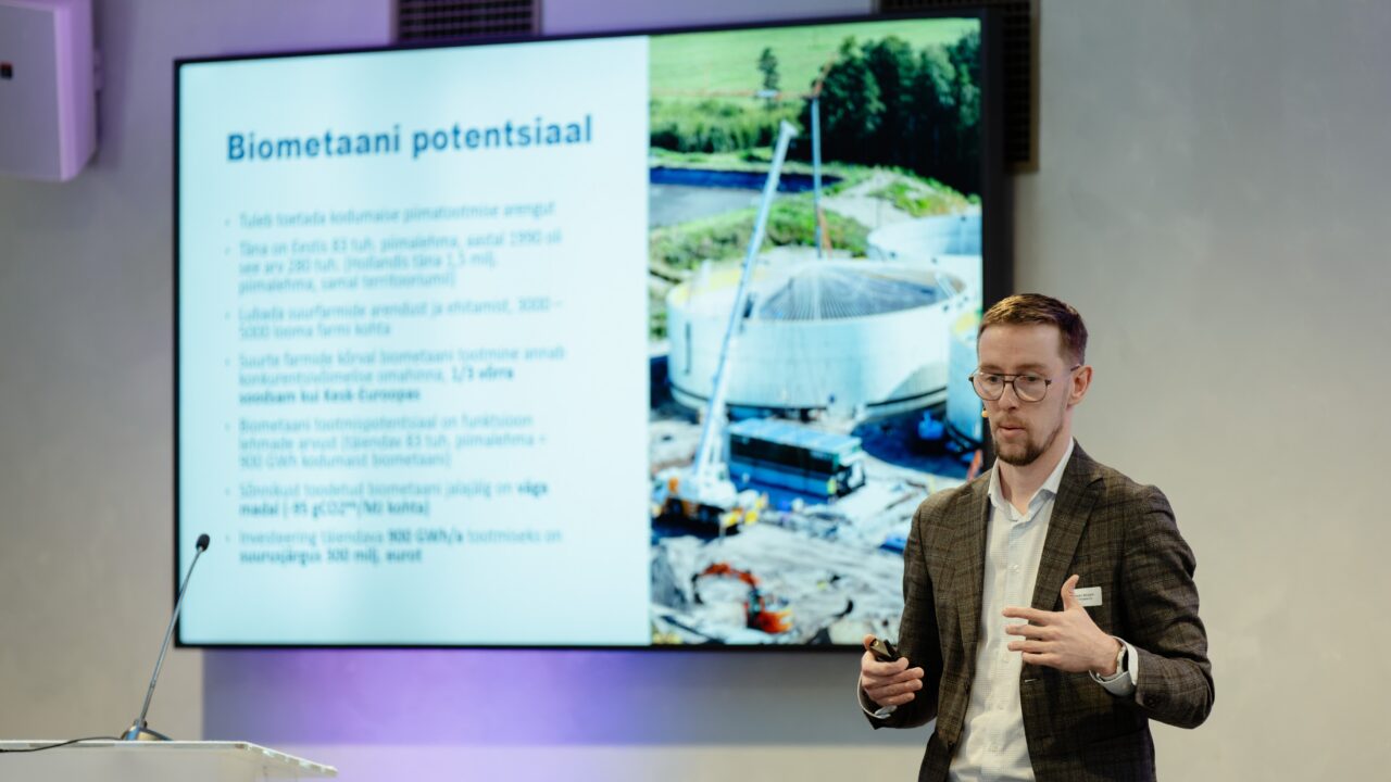 Eesti Biogaasi tegevjuht Kristjan Stroom kõneles TalTechi energiakonverentsil biometaani potentsiaalist ning selle rollist Eesti energiajulgeoleku ja ringmajanduse tugevdamisel. Foto: Tanel Meos