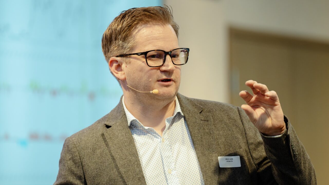 Utilitase ärianalüüsijuht Aivo Lokk rõhutas TalTechi energiakonverentsil, et energiasüsteemi tulevik sünnib terviklahendustest, kus kaugküte, salvestus, soojuspumbad ja heitsoojuse kasutamine toimivad koos. Foto: Tanel Meos