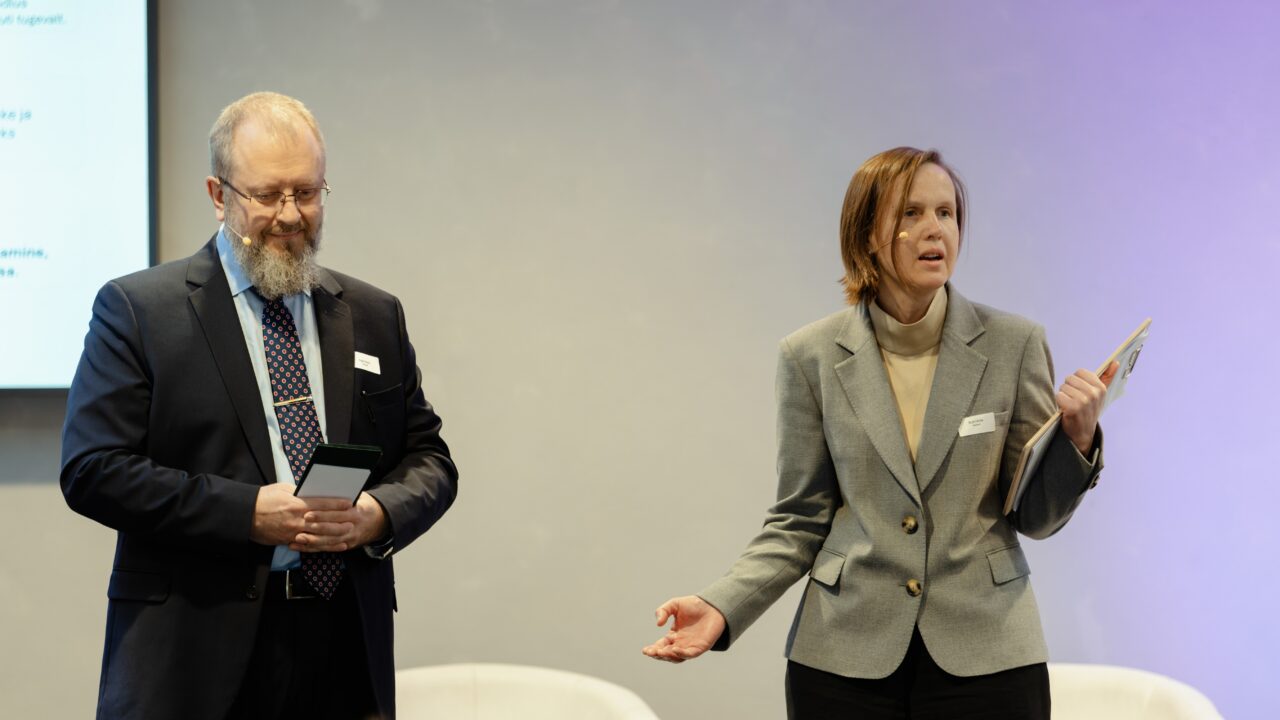 TalTechi teadlased Argo Rosin ja Rutt Hints käsitlesid energiakonverentsil elektrifitseerimise, salvestuse ja materjalide rolli tuleviku energiasüsteemi kujundamisel. Foto: Tanel Meos
