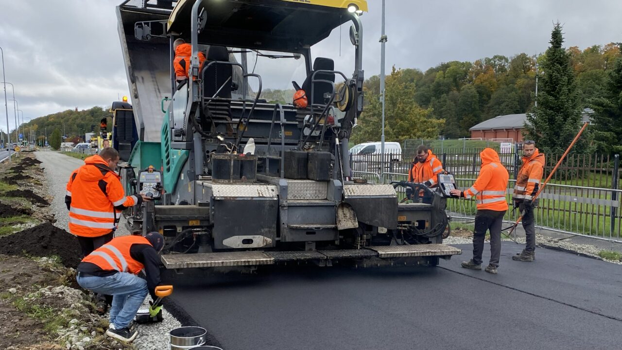 Retseptide arendust alustati laborist, seejärel liiguti edasi katsetootmisse asfalditehases ning jõuti lõpuks täiemahulise lahenduseni Viimsisse rajatud katselõigul. Just see mitmeetapiline lähenemine osutus kriitiliseks. Kontson selgitas, et see mis töötab laboris või arvutustes, ei pruugi samal kujul toimida tööstuslikus tootmises ja paigaldamisel. Foto: Karli Kontson