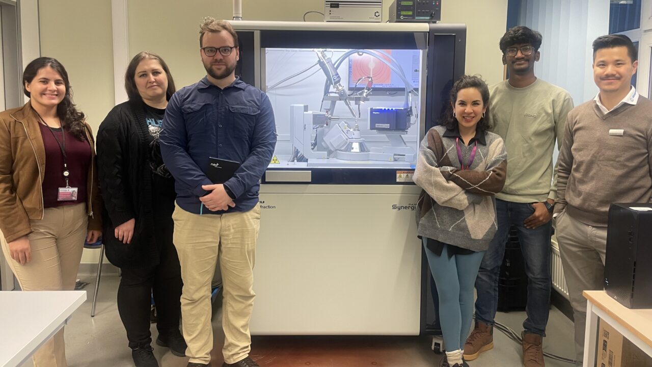 TalTechi uue röntgendifraktomeetri XtaLAB Synergy-S/i kasutamist tutvustaval koolitusel osalenud teadlased ja labori töötajad; paremalt esimene on keemik Khai-Nghi Truong. Foto: TalTech