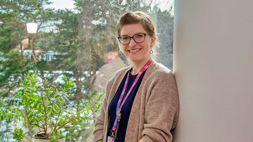 TalTechi ärikorralduse instituudi professor Mari-Klara Stein väidab, et see, kas tehisintellekt muudab inimese natuke laisemaks ja natuke lollimaks või aitab tal hoopis paremini mõelda, sõltub paljuski sellest, kuidas inimene ja tehisintellekt omavahel koostööd teevad. Foto: Erakogu